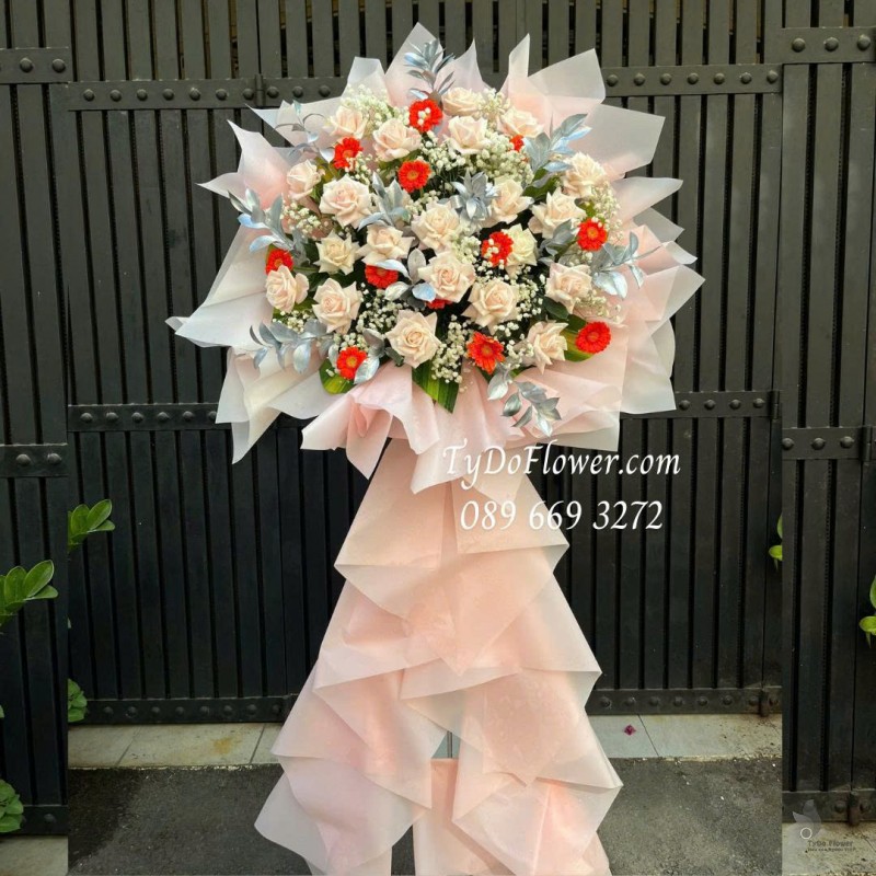 KCM0126019 KỆ HOA CHÚC MỪNG Thiết kế hoa hồng kem, đồng tiền mini cam