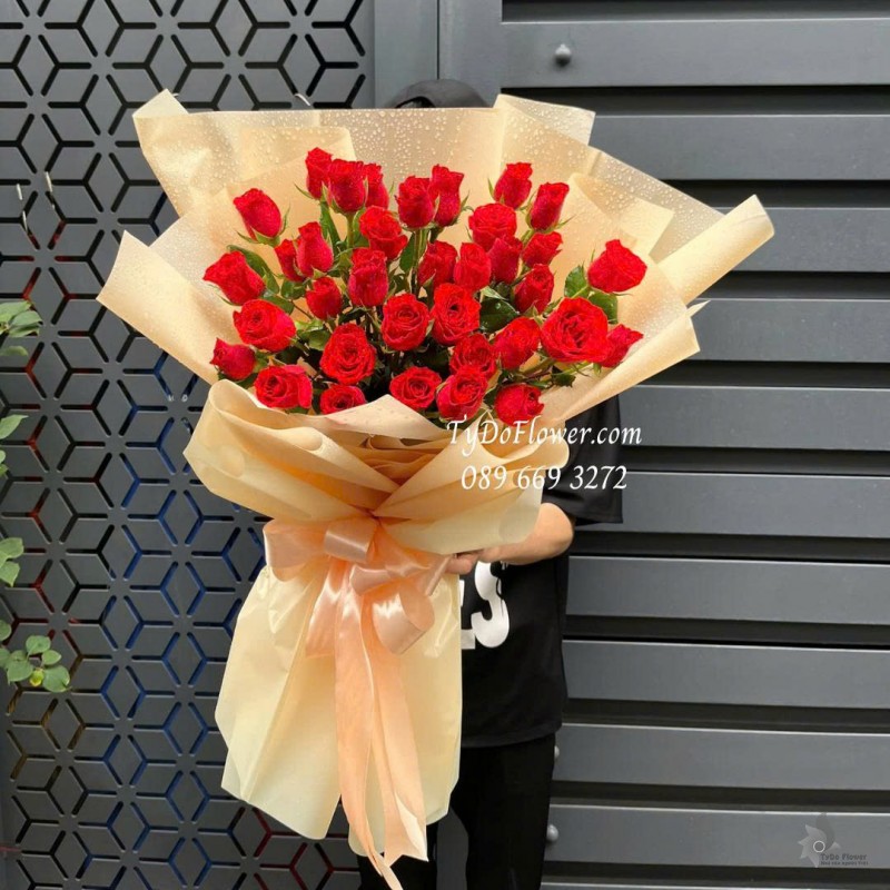 B1125899 BÓ HOA CHÚC MỪNG Thiết kế hoa hồng đỏ