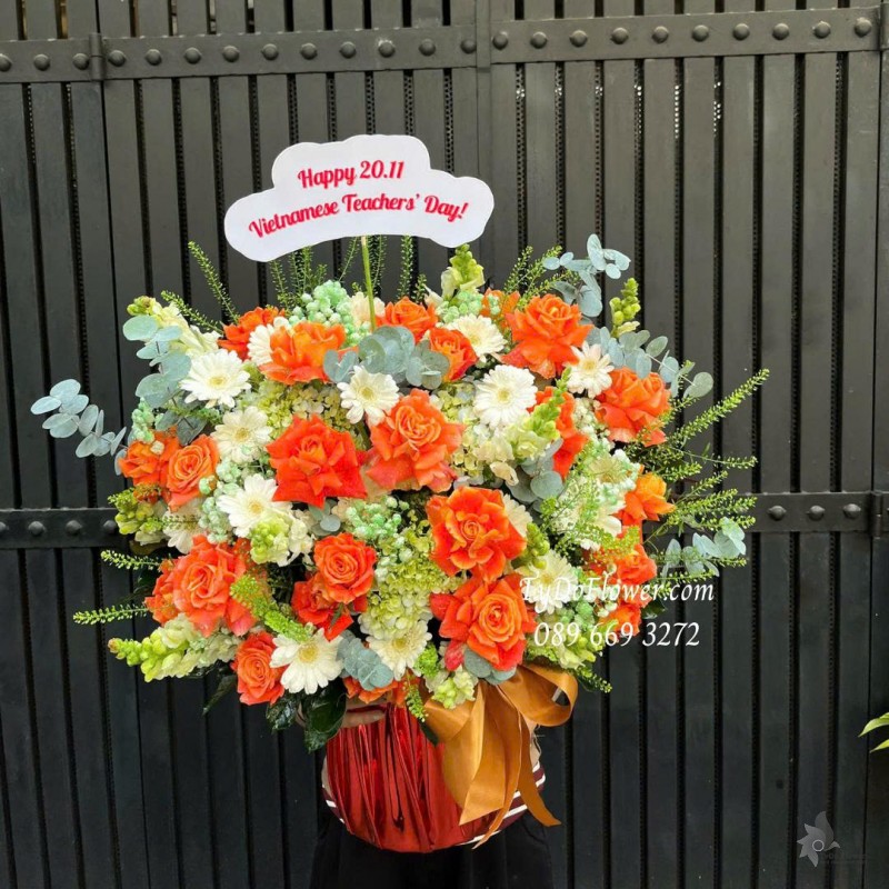 G1125903 GIỎ HOA CHÚC MỪNG Happy 20-11 Vietnamese Teachers Day Thiết kế Hoa Hồng Cam gấp cánh, đồng tiền mini, cẩm tú cầu, mõm sói