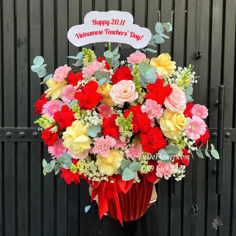 G1125907 GIỎ HOA CHÚC MỪNG Happy 20-11 Vietnamese Teachers Day Thiết kế tông màu đỏ hồng vàng, chọn hoa ngẫu nhiên
