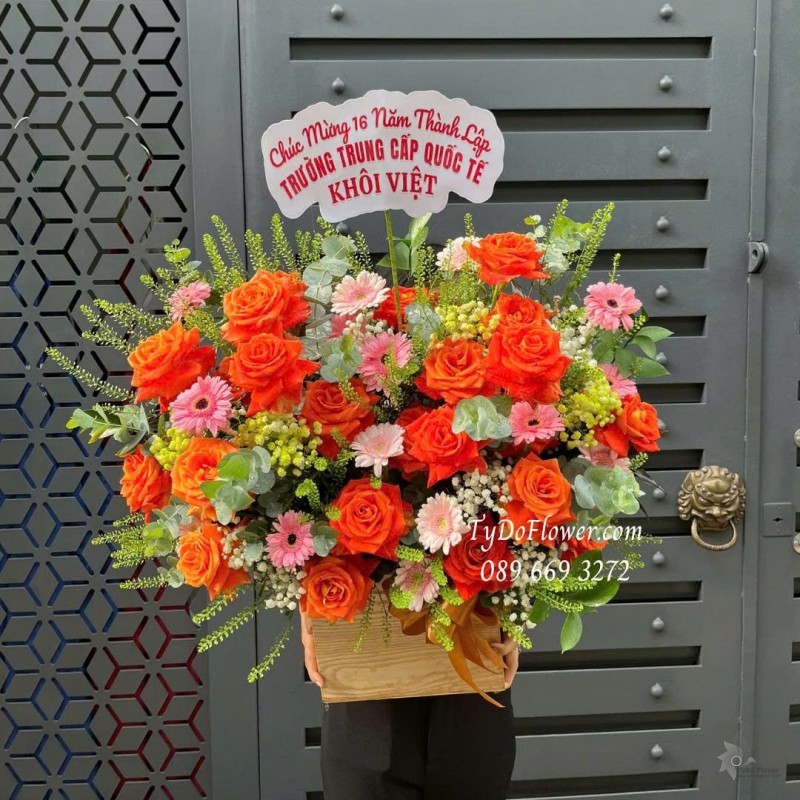 G1125909 GIỎ HOA CHÚC MỪNG KỶ NIỆM NGÀY THÀNH LẬP Thiết kế hoa hồng cam, đồng tiền mini