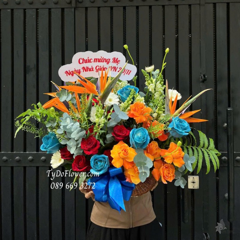 G1125912 GIỎ HOA CHÚC MỪNG MẸ Thiết kế hoa hồng đỏ, cam, xan dương, thiên điểu