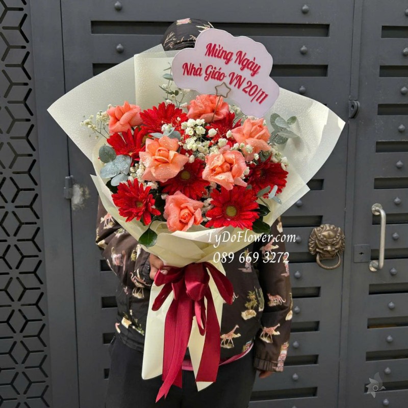 B1125915 BÓ HOA CHÚC MỪNG NGÀY NHÀ GIÁO VN Thiết kế Hoa hồng cam, đồng tiền đỏ