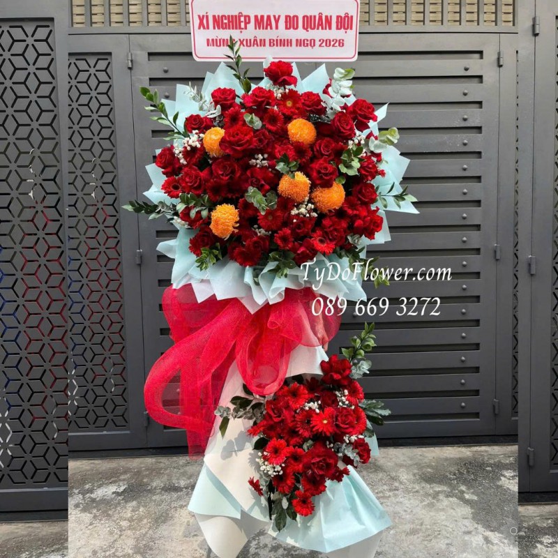 KCM0126041 KỆ HOA MỪNG XUÂN Thiết kế Hoa Hồng Đỏ Ecuador, Cúc Mẫu Đơn Cam, Đồng tiền Đỏ trên nền giấy mỹ thuật cao cấp