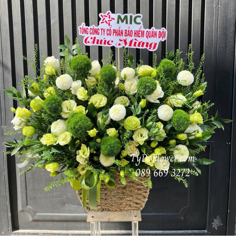 G0126068 GIỎ HOA CHÚC MỪNG Thiết kế tông màu xanh lá, Green Wicky, Cát Tường, Ping pong