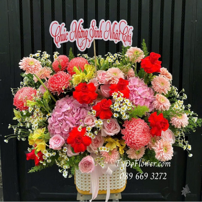 G0126070 GIỎ HOA CHÚC MỪNG SINH NHẬT Thiết kế tông màu đỏ hồng, chủ đạo cẩm tú cầu hồng, cúc mẫu đơn đỏ, hoa hồng Ecuador cùng hoa lá phụ phối ngẫu nhiên