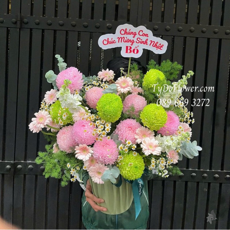 G0126073 GIỎ HOA CHÚC MỪNG SINH NHẬT BỐ Thiết kế hoa Cúc Mẫu Đơn hồng, xanh lá, đồng tiền mini, cúc Tana