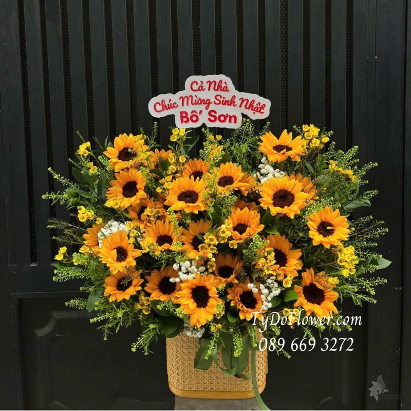 G0126074 GIỎ HOA CHÚC MỪNG SINH NHẬT BỐ Thiết kế Hoa Hướng Dương, Thanh Liễu