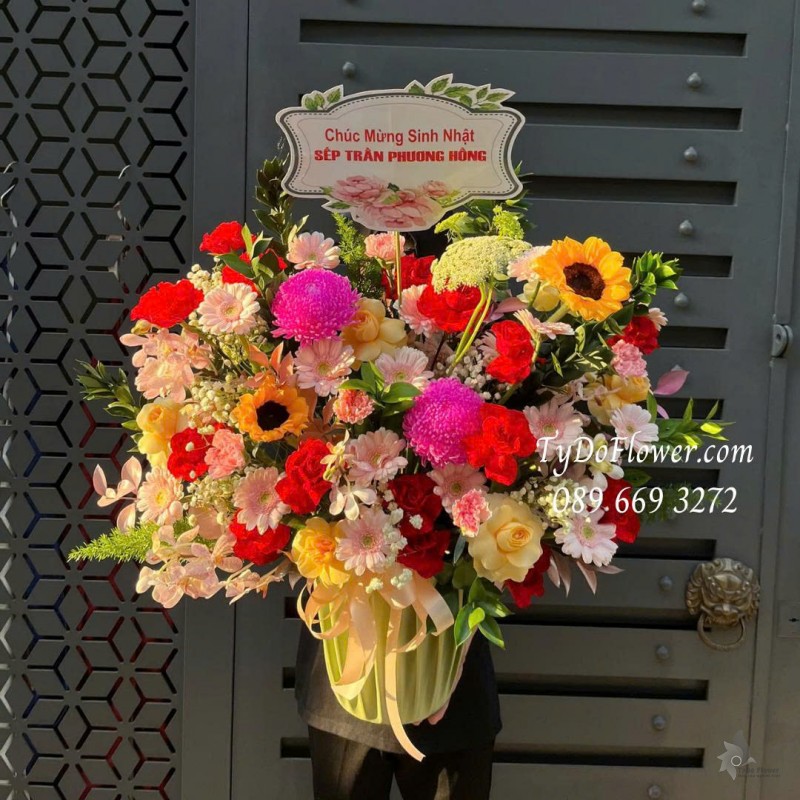 G0126075 GIỎ HOA CHÚC MỪNG SINH NHẬT SẾP Thiết kế tông màu sáng, phối hoa ngẫu nhiên
