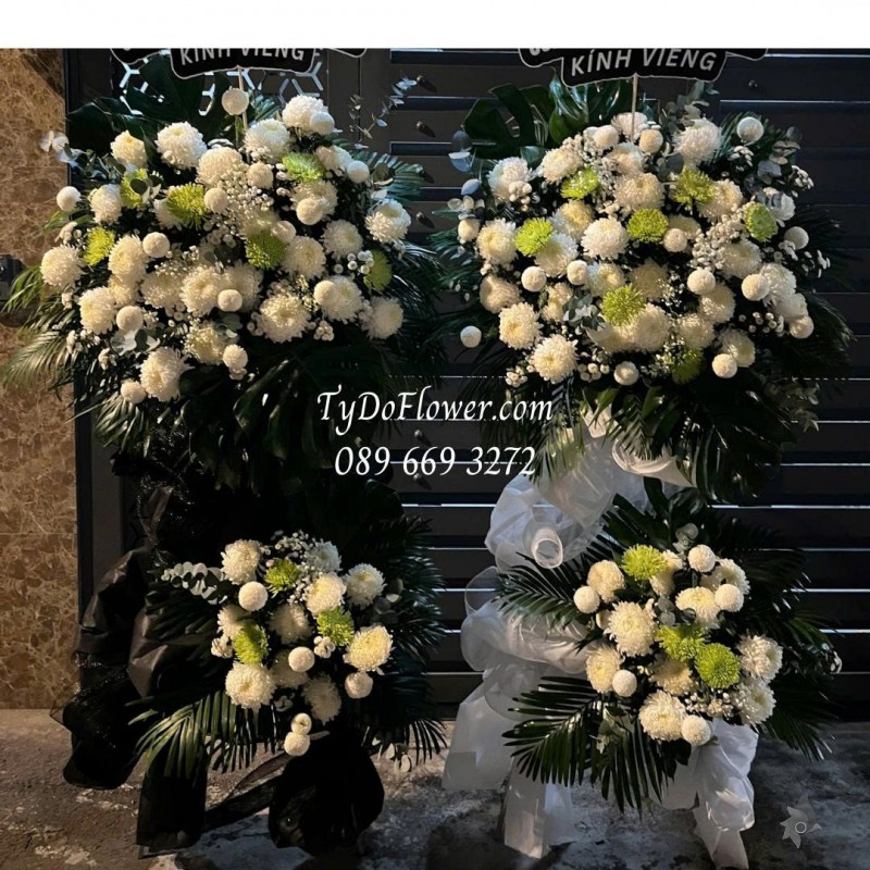 KCB0126077 KỆ HOA TANG LỄ VÒNG HOA CHIA BUỒN Kính Viếng Thiết kế 02 tầng cúc Magum, cúc Pingpong trắng, cúc xanh lá