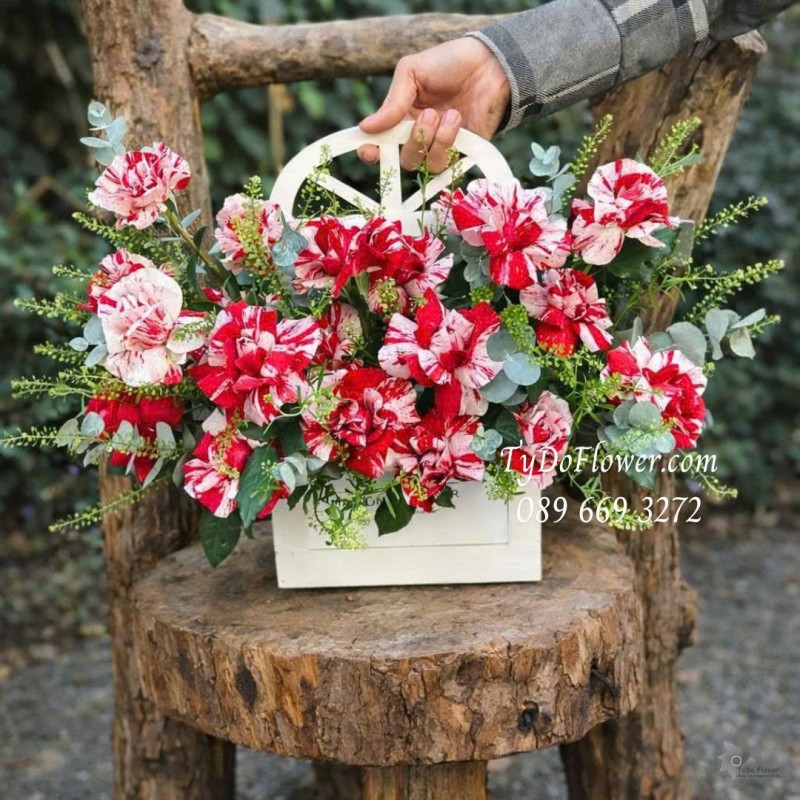 B0226095 GIỎ HOA HỒNG ĐỎ KẸO Thiết kế gấp cánh hoa nghệ thuật