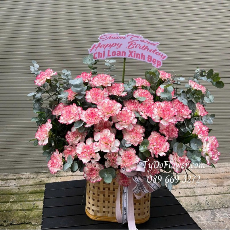 G0226101 GIỎ HOA MÀU HỒNG PASTEL Thiết kế hoa cẩm chướng, hoa chúc mừng sinh nhật tặng Nữ