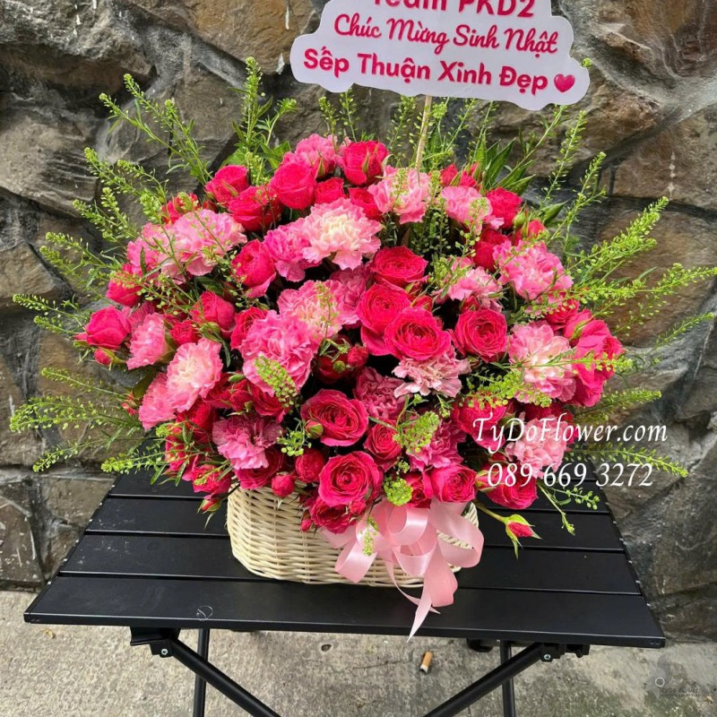 G0226103 GIỎ HOA CHÚC MỪNG SINH NHẬT Thiết kế Hoa Hồng Sofia, Cẩm Chướng