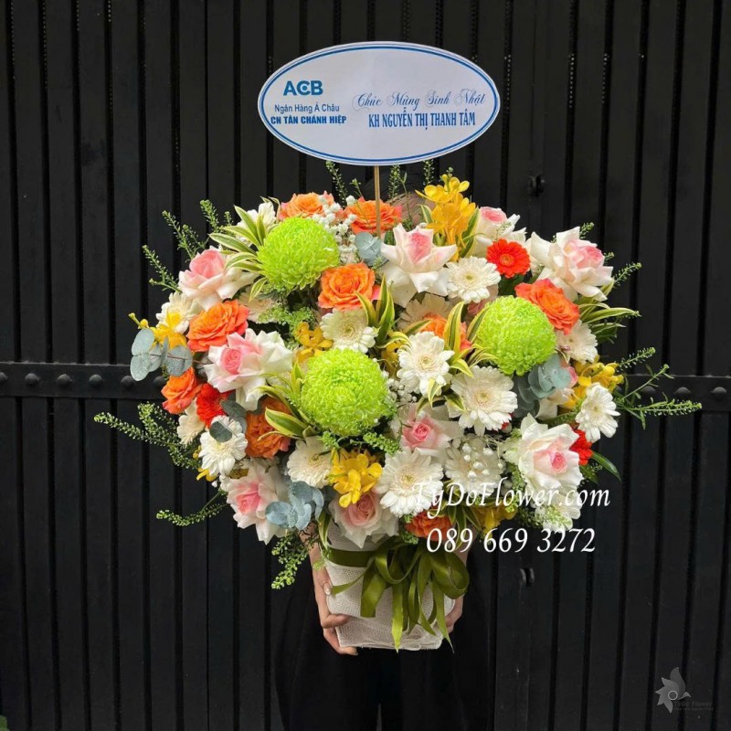 G0226104 GIỎ HOA CHÚC MỪNG SINH NHẬT KHÁCH HÀNG Thiết kế tông màu nhã nhặn, chủ đạo hoa cúc mẫu đơn xanh lá, hoa hồng, đồng tiền mini