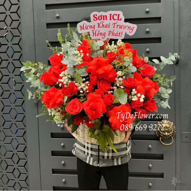 G0226113 GIỎ HOA CHÚC MỪNG KHAI TRƯƠNG HỒNG PHÁT Thiết kế hoa hồng đỏ gấp cánh nghệ thuật