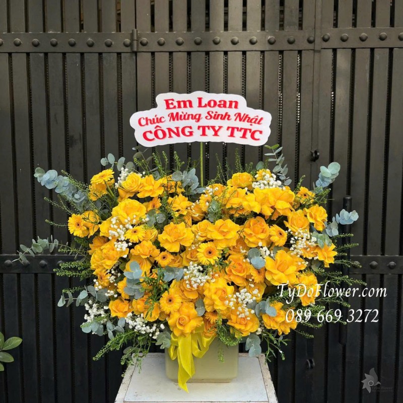 G0226117 GIỎ HOA HỒNG VÀNG GOLD  Thiết kế gấp cánh hoa nghệ thuật, hoa chúc mừng sinh nhật công ty