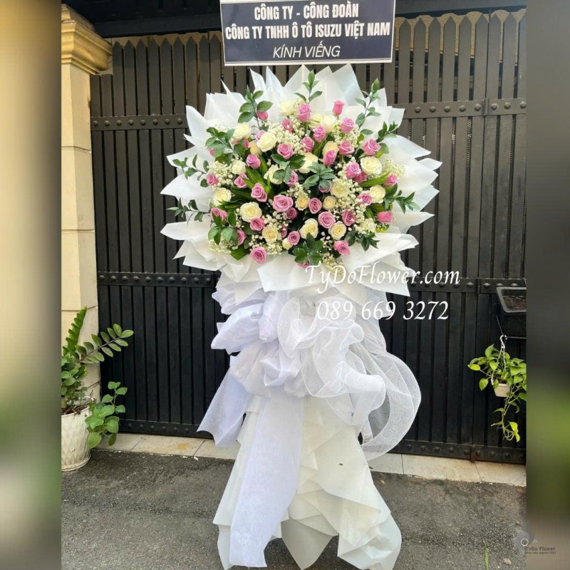 KCB0226128 KỆ HOA TANG LỄ VÒNG HOA CHIA BUỒN Kính Viếng Thiết kế hoa hồng trắng tím