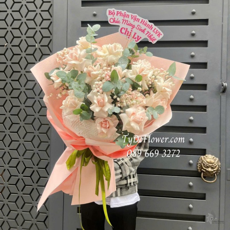 B0226147 BÓ HOA CHÚC MỪNG SINH NHẬT Thiết kế hoa hồng kem gấp cánh nghệ thuật