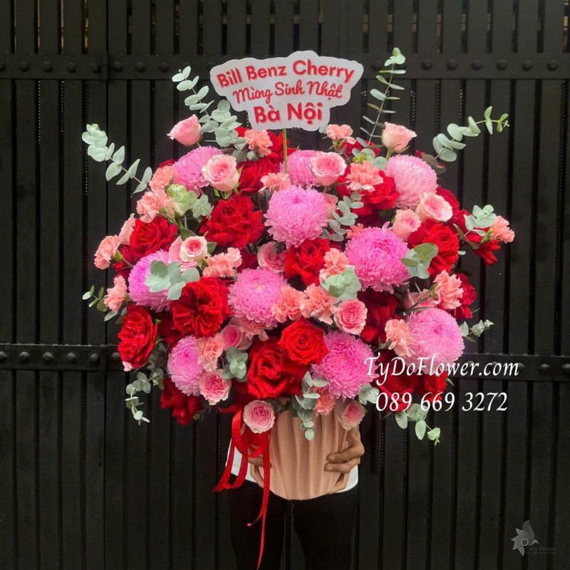 G0226152 GIỎ HOA CHÚC MỪNG SINH NHẬT BÀ NỘI Thiết kế hoa hồng đỏ ngoại, lạc thần, cúc mẫu đơn hồng
