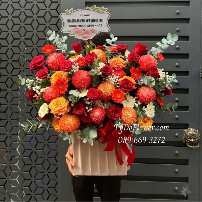 G0226157 GIỎ HOA CHÚC MỪNG SINH NHẬT Thiết kế hoa hồng đỏ Ecuador, cam Spirit, cúc mẫu đơn đỏ cam