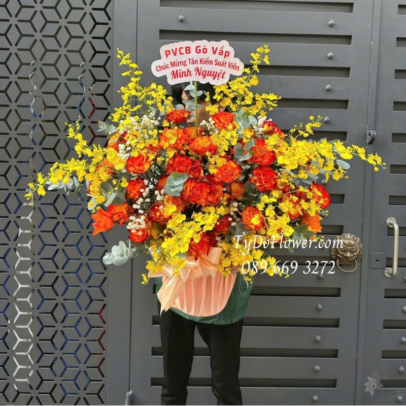 G0226160 GIỎ HOA CHÚC MỪNG TÂN KIỂM SOÁT VIÊN Thiết kế hoa hồng cam, lan vũ nữ