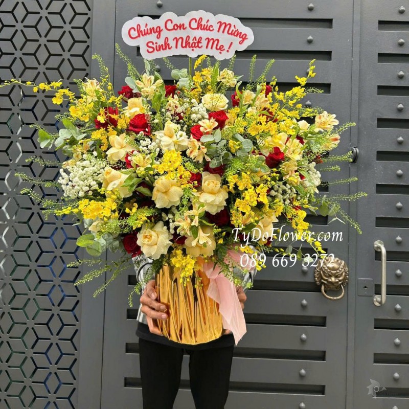 G0226165 GIỎ HOA CHÚC MỪNG SINH NHẬT Thiết kế hoa hồng vàng, đỏ Ecuador, lan vũ nữ