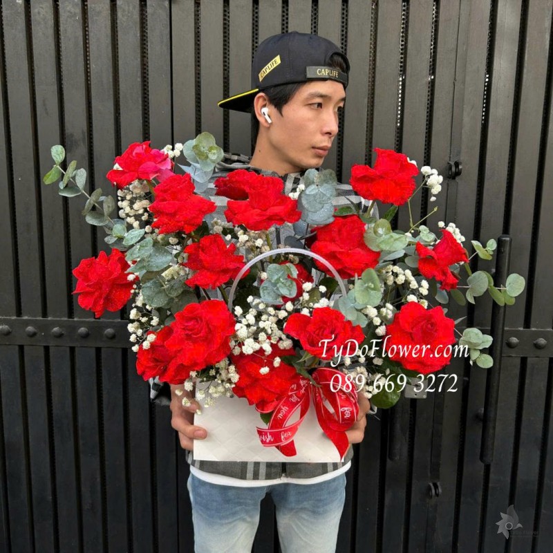 G0226166 GIỎ HOA HỒNG ĐỎ ECUADOR Thiết kế gấp cánh hoa nghệ thuật