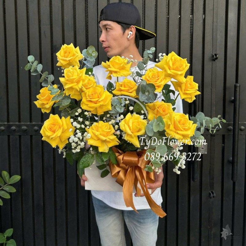 G0226167 GIỎ HOA HỒNG VÀNG Thiết kế gấp cánh hoa nghệ thuật