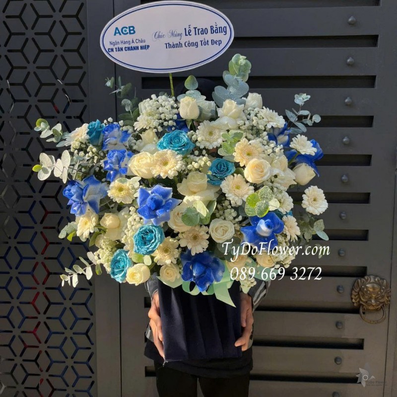 G0226171 GIỎ HOA CHÚC MỪNG Thiết kế tông màu trắng xanh dương