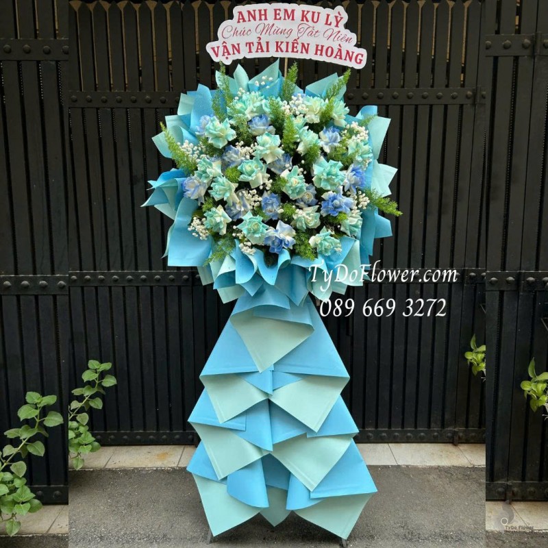 KCM0226173 KỆ HOA CHÚC MỪNG TẤT NIÊN Thiết kế tông màu xanh dương, chủ đạo hoa hồng và giấy mỹ thuật cao cấp