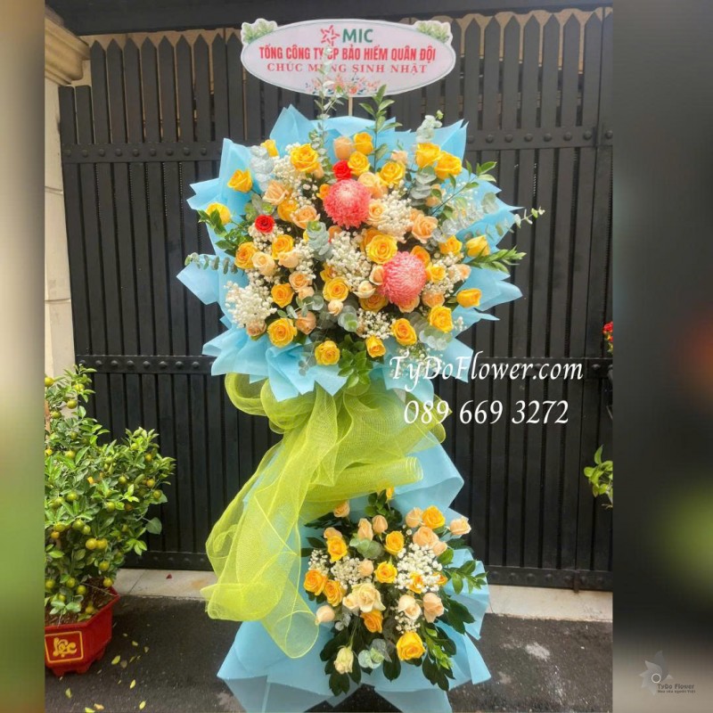 KCM0226174 KỆ HOA 02 TẦNG CHÚC MỪNG SINH NHẬT Thiết kế tông màu đỏ vàng cam, chủ đạo hoa hồng, cúc mẫu đơn trên nền giáy mỹ thuật cao cấp